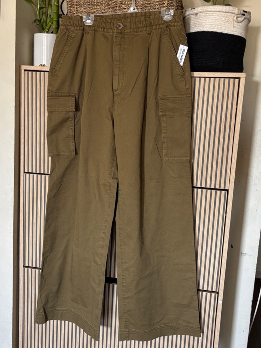 Old Navy Women's Wide Leg Cargo Pants in Olive Green